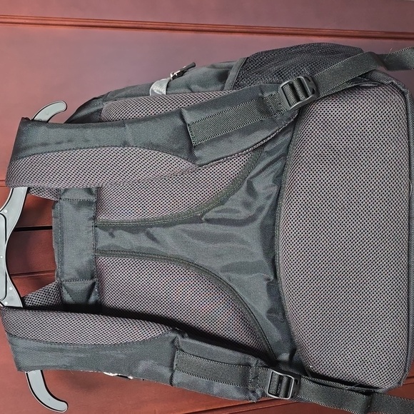 2XHOSTPICK. Like New. Dell Black/Gray Laptop Heavy Duty Backpack w/Multi Pockets - Picture 2 of 10